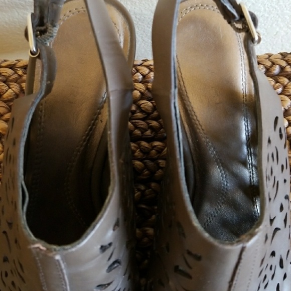Elie Tahari, Dark taupe wedges - Picture 6 of 7